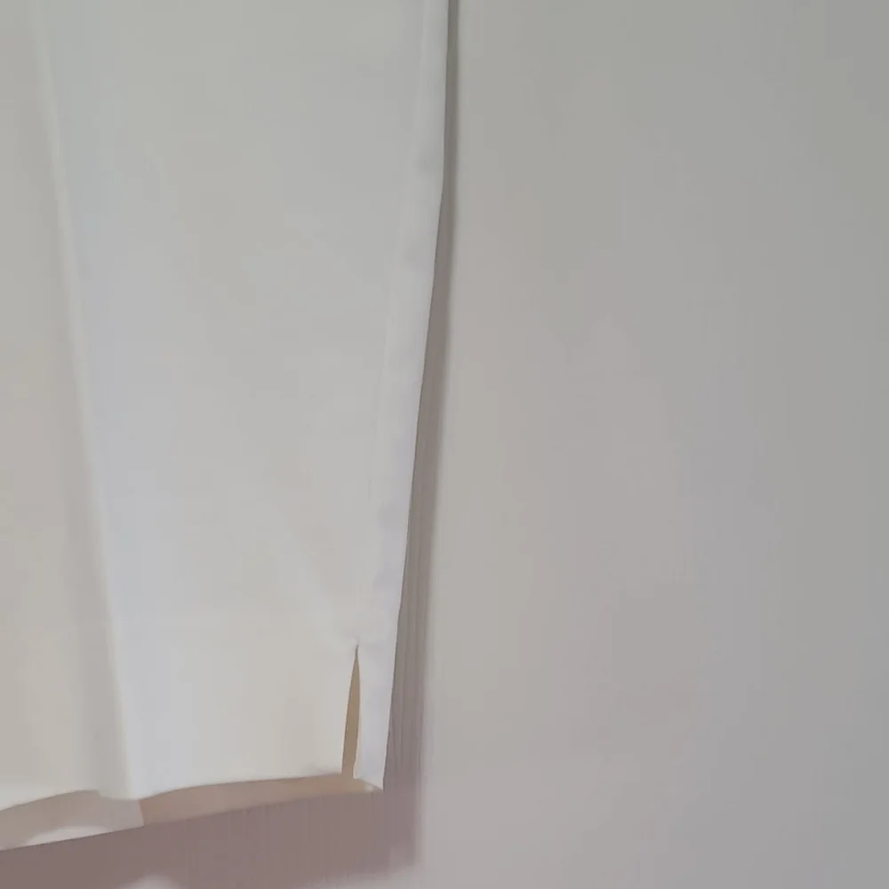 RAFAELLA WHITE BERMUDA SHORTS - Picture 4 of 9